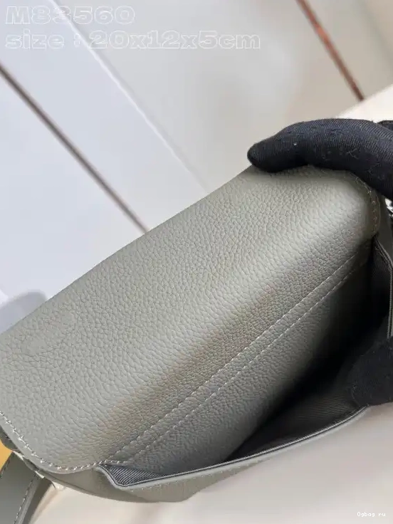 LOUIS Wearable Wallet-20*12*5.5CM Pilot VUITTON 0702